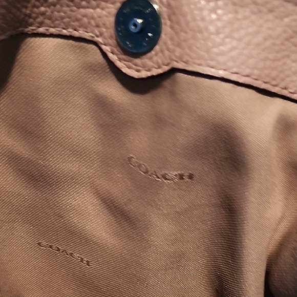 New WOT Coach Mauve Leather Shoulder Bag.  Snap And Zipper Closure